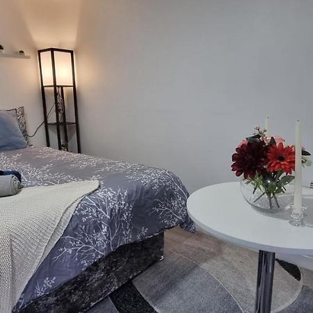 Charming, Cosy Hideaway With Free Wifi, Parking Leilighet Leeds  Eksteriør bilde