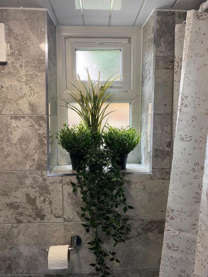Charming, Cosy Hideaway With Free Wifi, Parking Leilighet Leeds  Eksteriør bilde